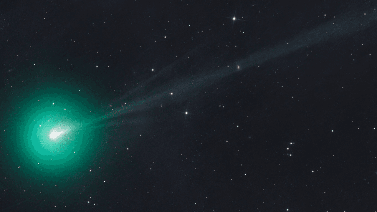 Green comet caught soaring over Namibia | Space photo of the day for Aug. 12, 2026