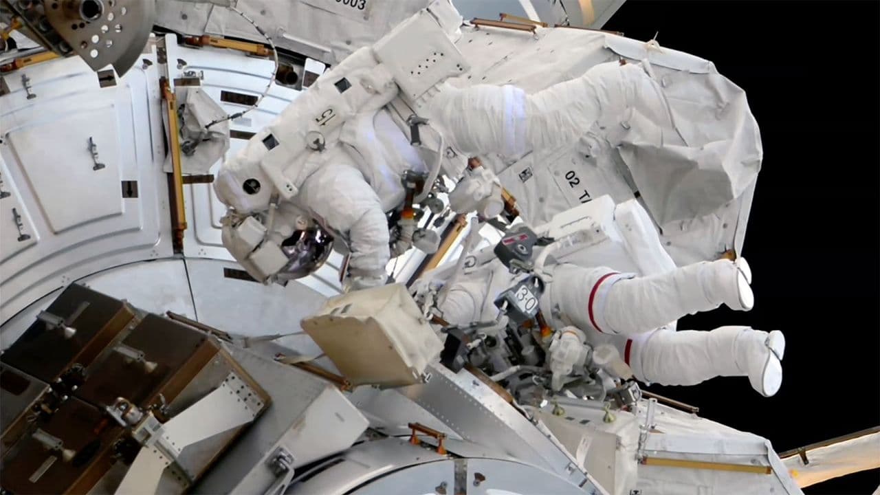 Two astronauts replace ISS camera and docking aid on 6th-ever all-female spacewalk (video)