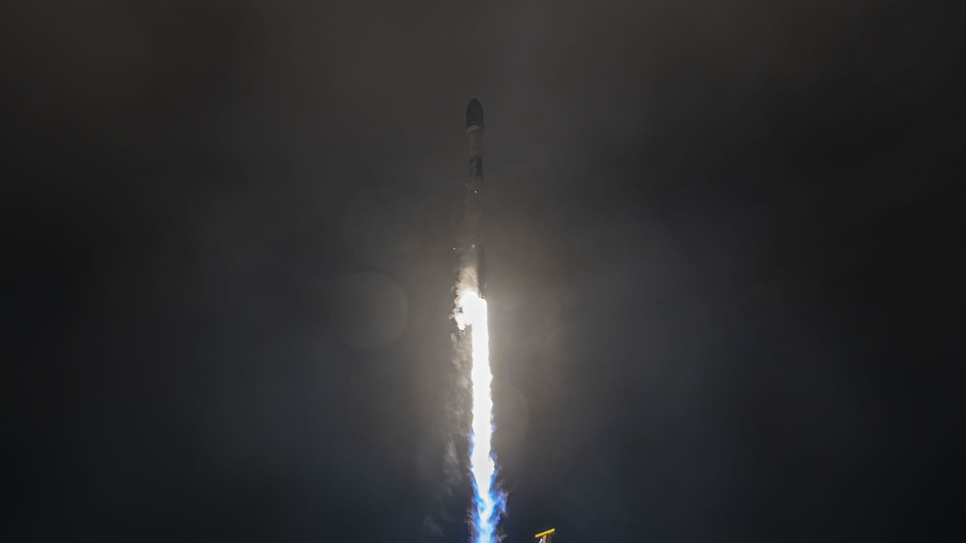 SpaceX Falcon 9 launches early morning Starlink mission from California (video)