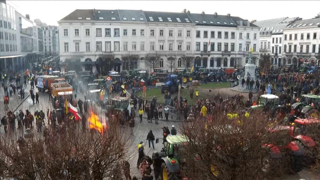 Farmers' anger: fake news and tractors