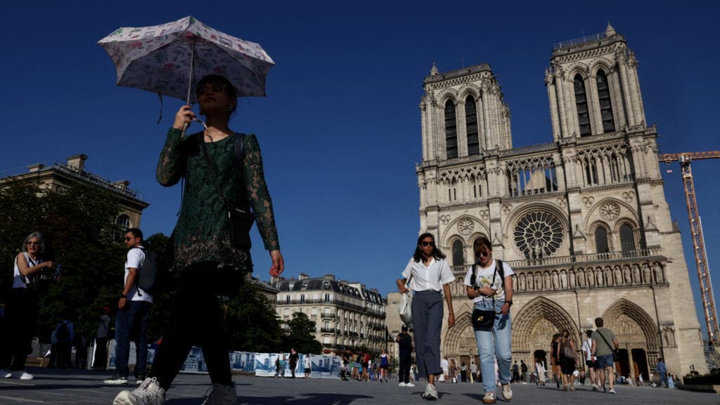 Paris bans public alcohol consumption as heatwave overwhelms emergency services