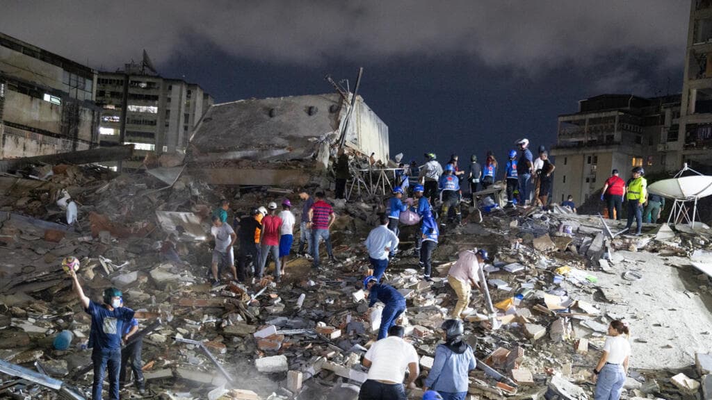 Venezuela earthquakes live: US 'immediately deploying' rescuers, Rubio says
