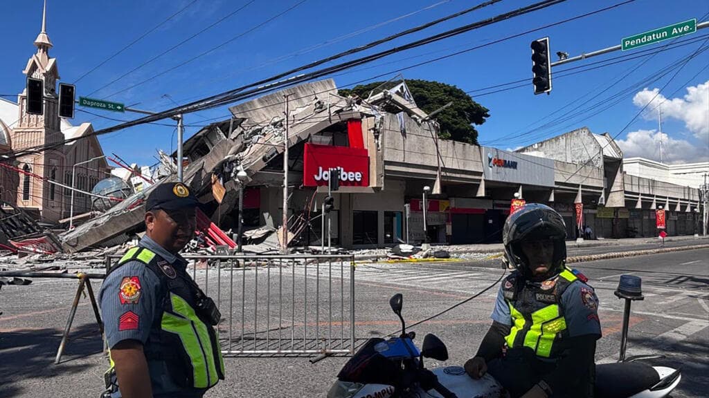 Major quake off Philippines kills three, triggers tsunami warnings