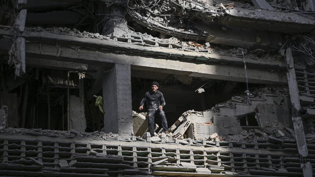 The week in pictures: Earthquakes in Venezuela, Starmer's resignation and extreme heat in France