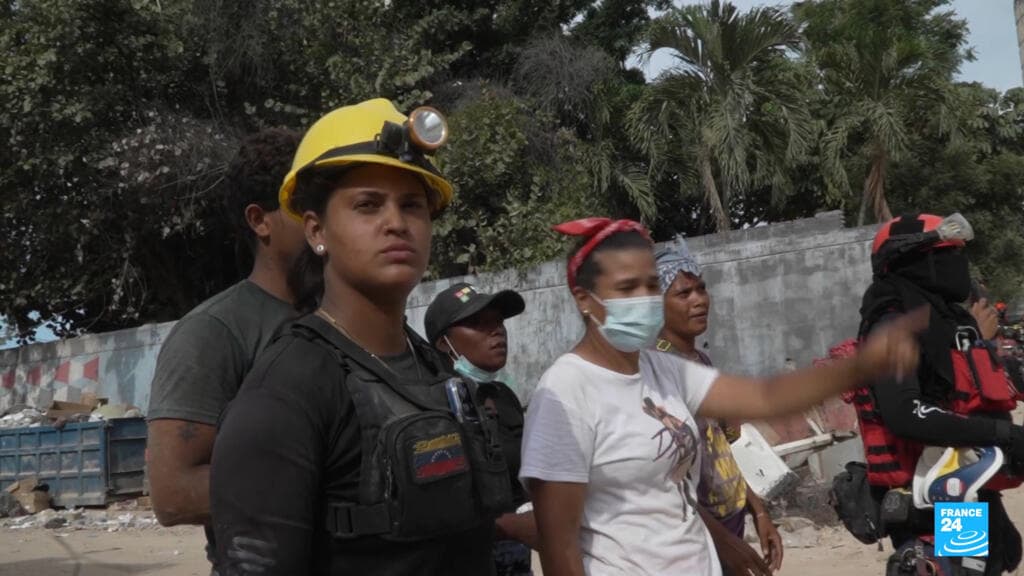 Venezuelans dig to find their loved ones