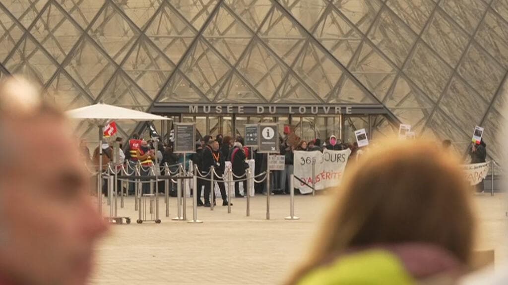 The Louvre Museum blocked as France grapples with growing protests
