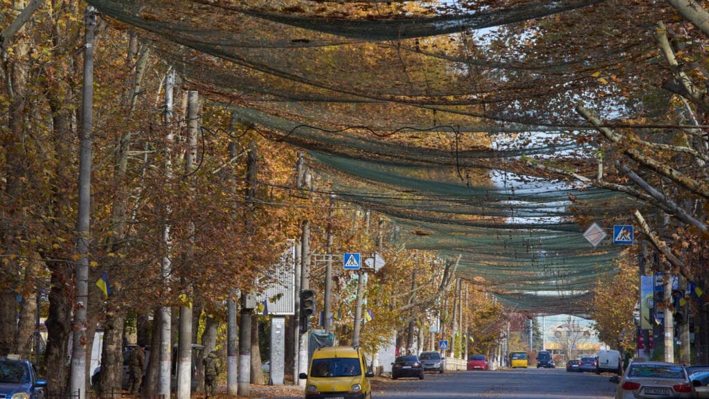 Kherson residents urged to leave as Russian attacks threaten power and heating