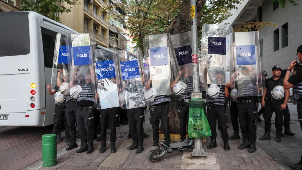 ‘Dark day for Turkey’: Pro-opposition TV channel boss slams police raid, broadcast halt