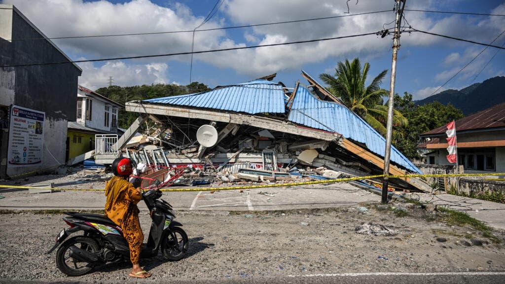 More than 12,000 await aid after deadly Indonesian quake