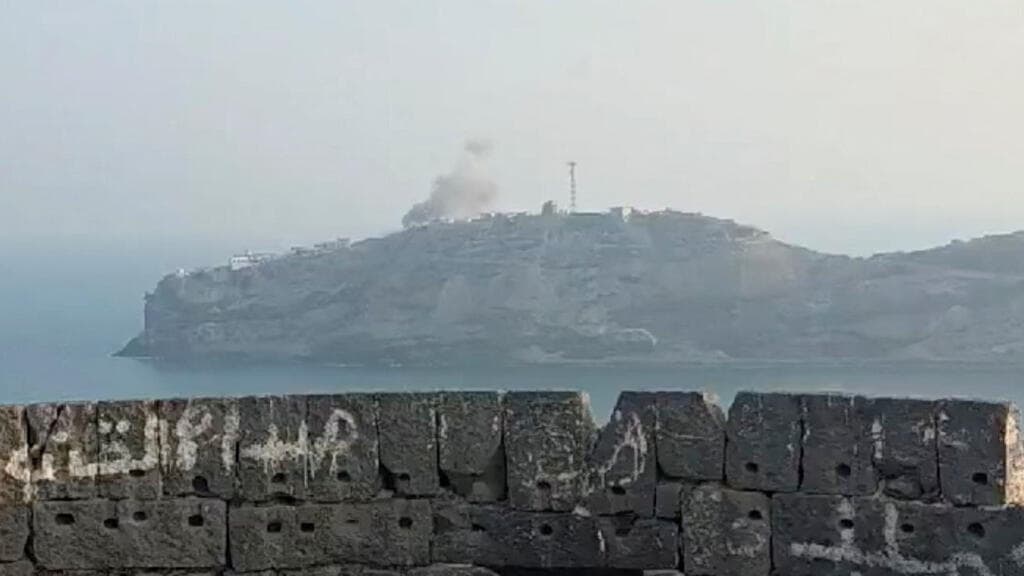 Houthi attack on palace used by Yemen government in Aden kills five