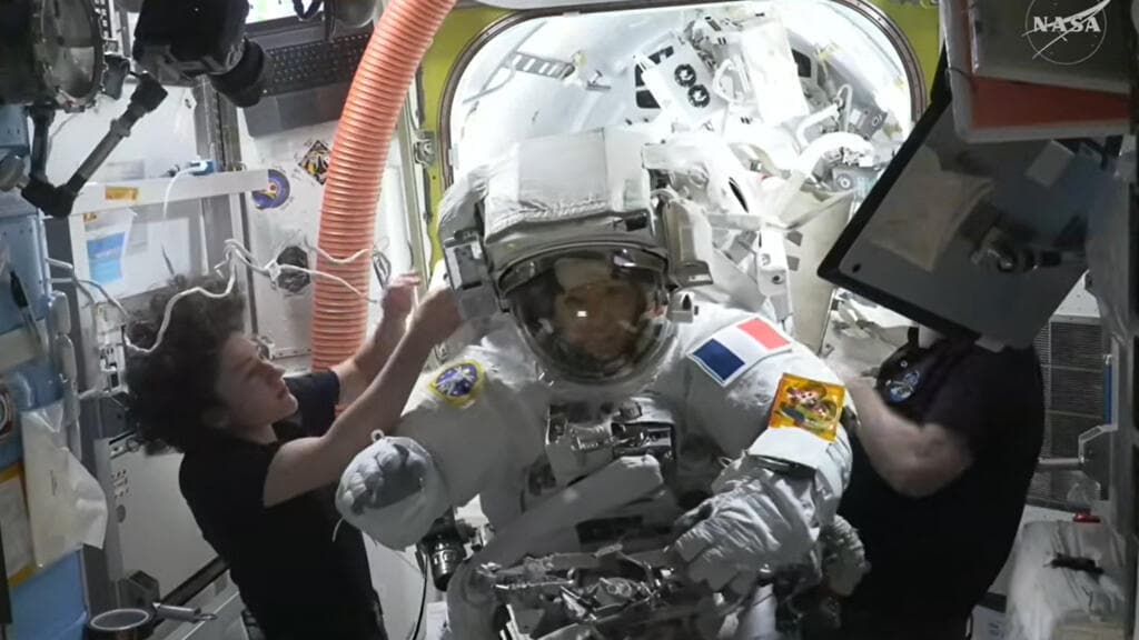 The week in pictures: a French woman in space, wildfires in Europe and the war in Ukraine