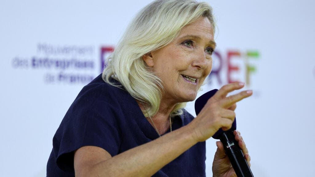 Marine Le Pen's National Rally plans to "sanction" the wearing of the veil with a fine
