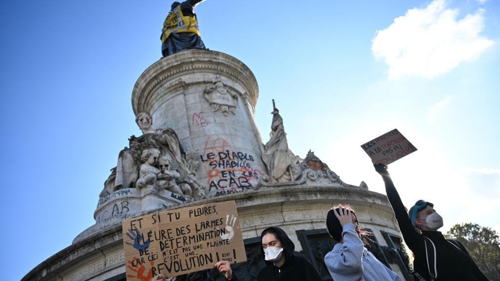 Paris police in new battles with protesters and looters