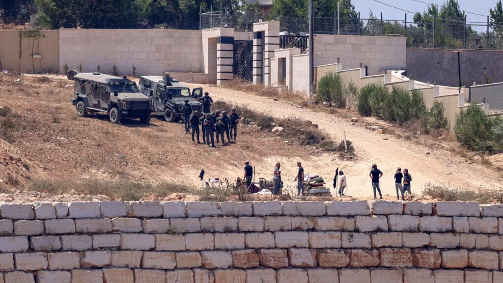 Israeli settlers keep up siege of Palestinian homes despite army intervention