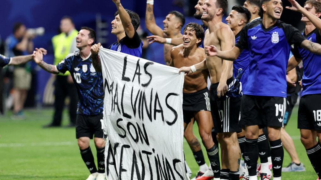 Buenos Aires locals support Argentine footballers over World Cup Falkland banner
