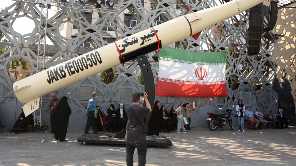 Iran targets Bahrain and Kuwait after new US strikes