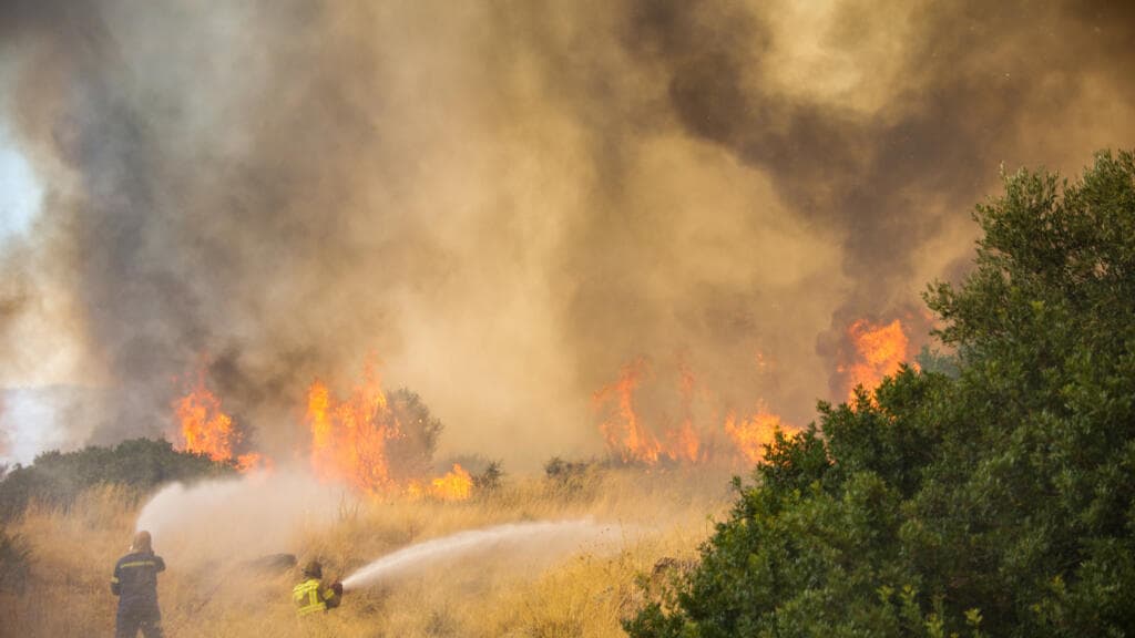Greece gains ground against blaze near Athens