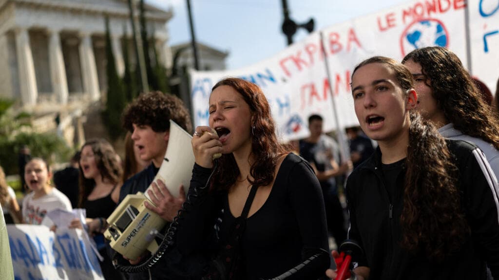 Greece: Protesters demand increased funding for public education