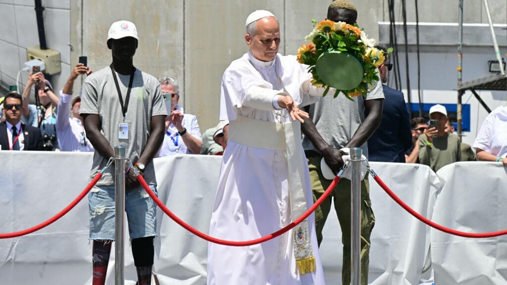 Pope casts flowers in sea in tribute to drowned migrants during Canary Islands visit