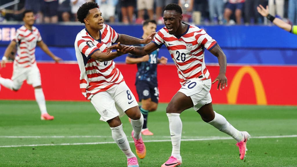USA - Paraguay: Co-hosts cruise to dominant Group D opener