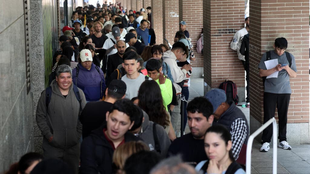Almost 1.2 mn apply for Spain's migrant regularisation