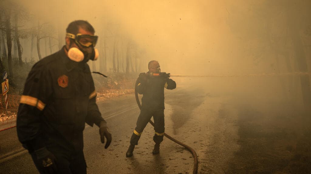 Fire toll mounts in Greece as blazes spread