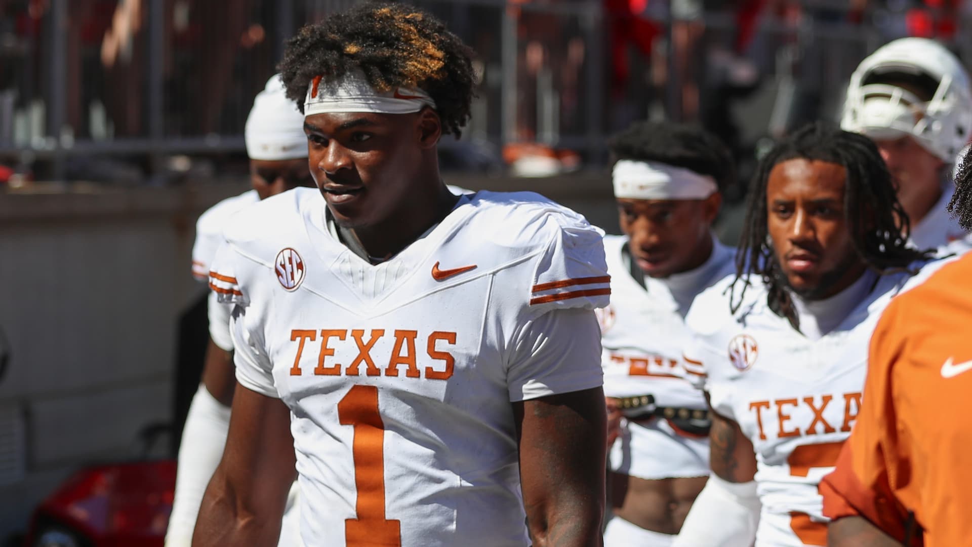 Texas DE Colin Simmons draws penalty for 'simulating use of restroom' while celebrating sack vs. Tennessee
