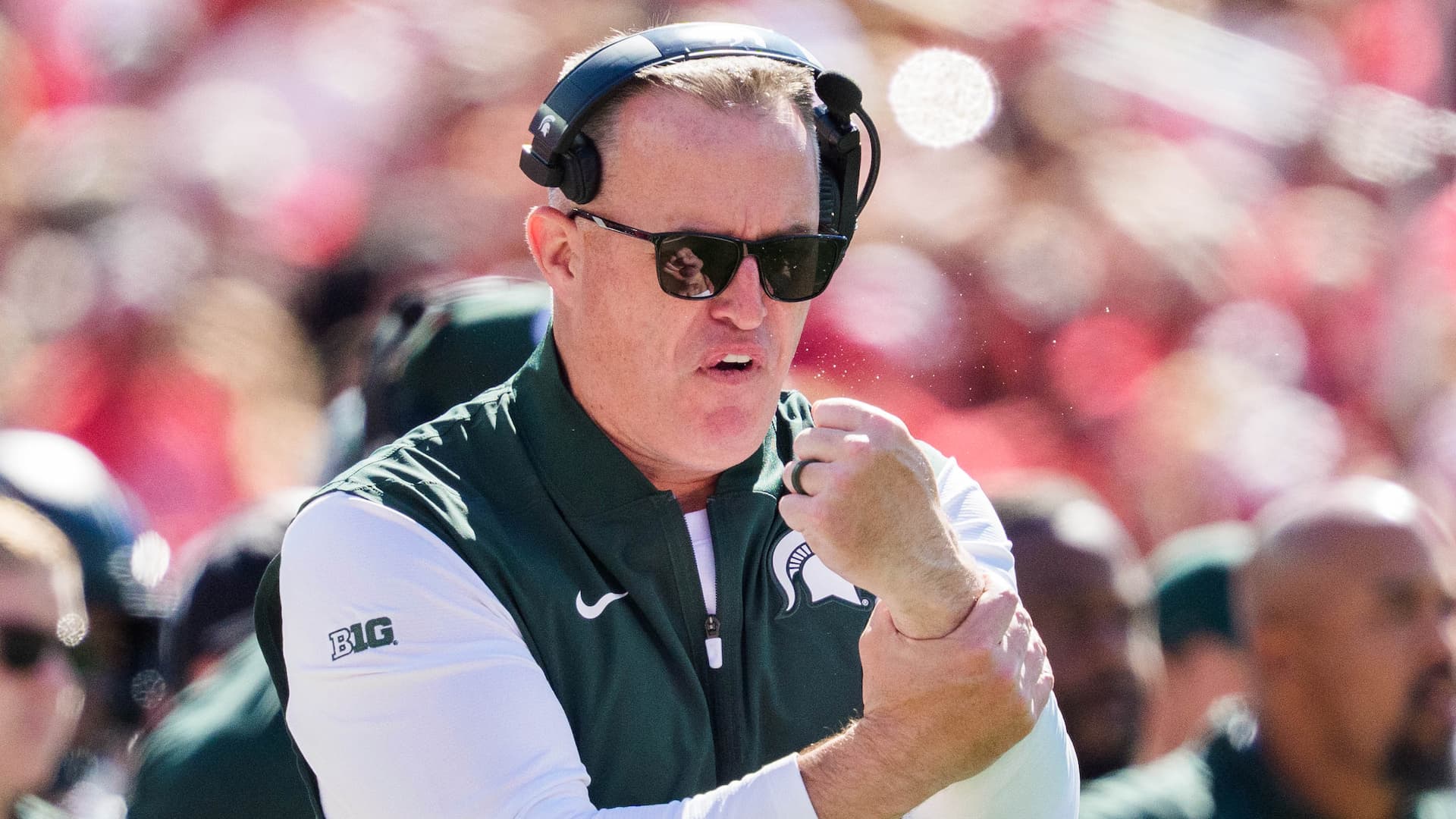 Michigan State coach Pat Fitzgerald apologizes for middle finger gesture in game vs. Illinois