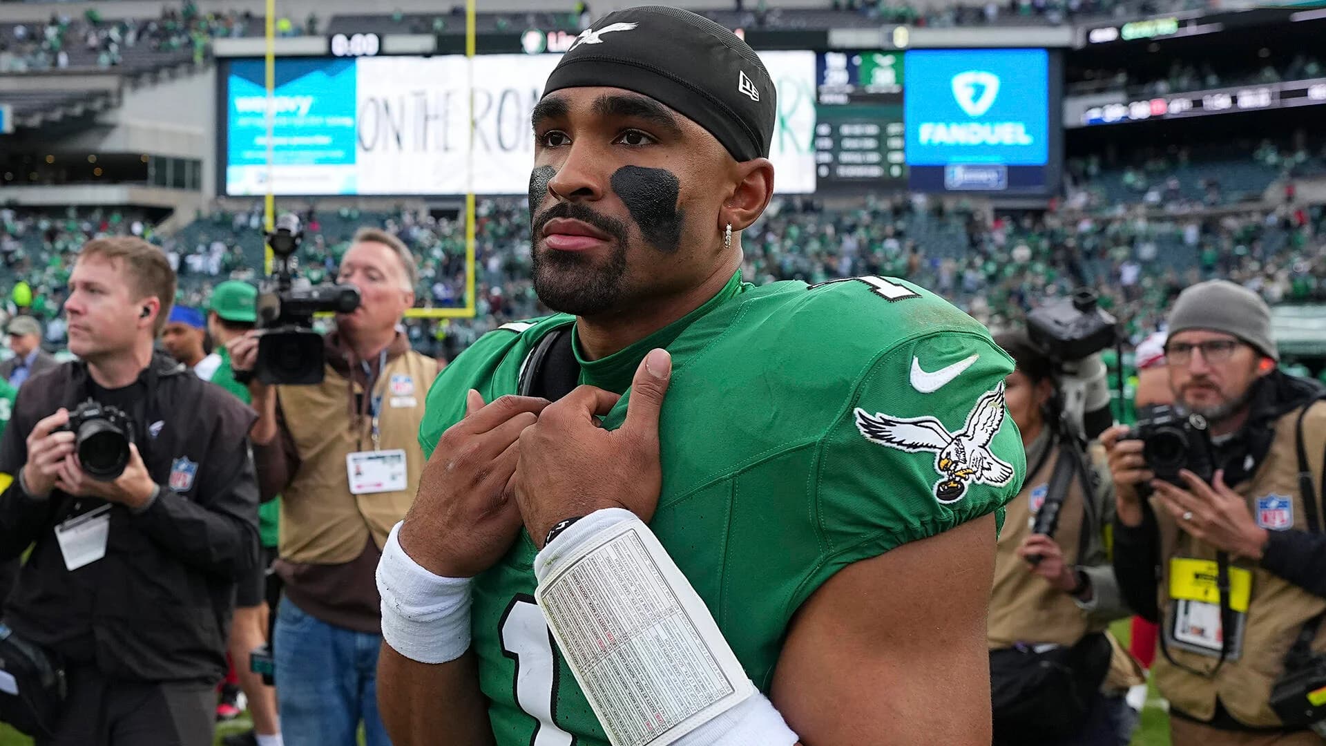 Aaron Rodgers, Kenneth Walker III address Eagles' handling of Jalen Hurts blood clot situation: 'That's crazy'