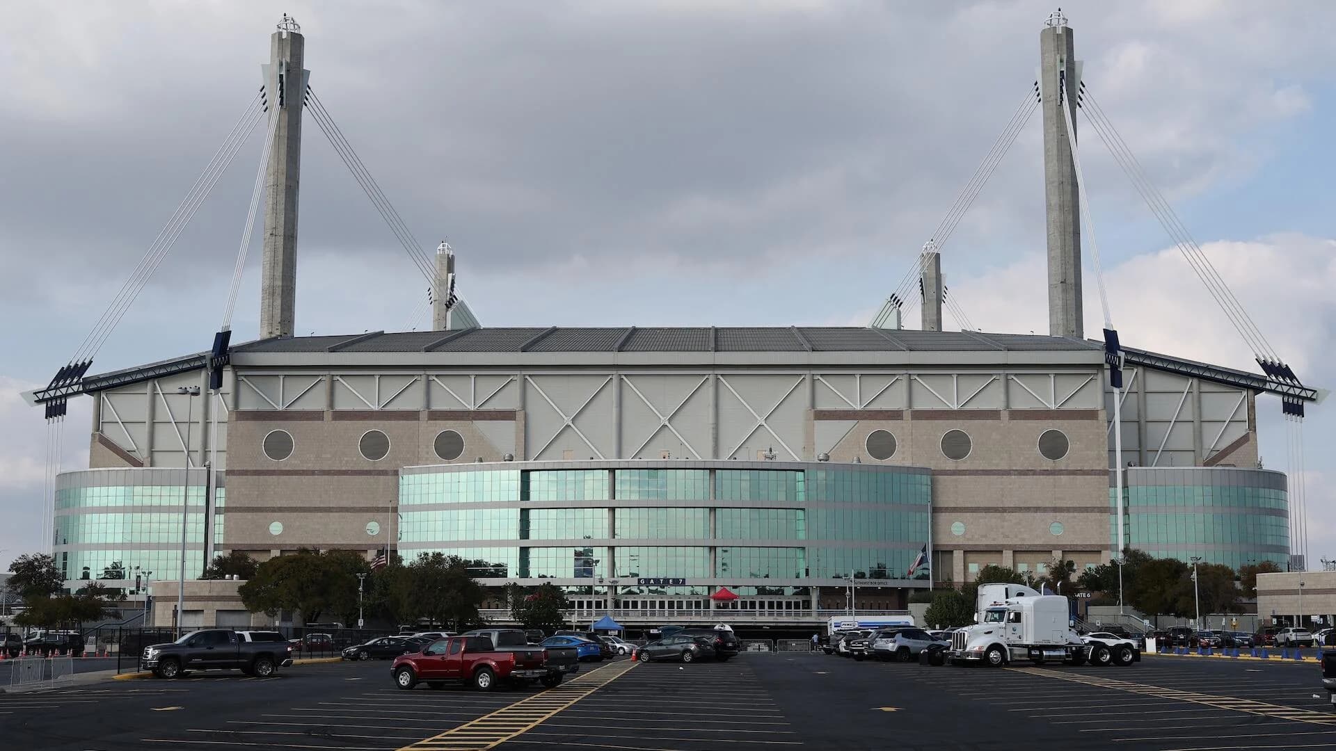 Military service member dies after fall from Alamodome rafters before UTSA vs. Navy