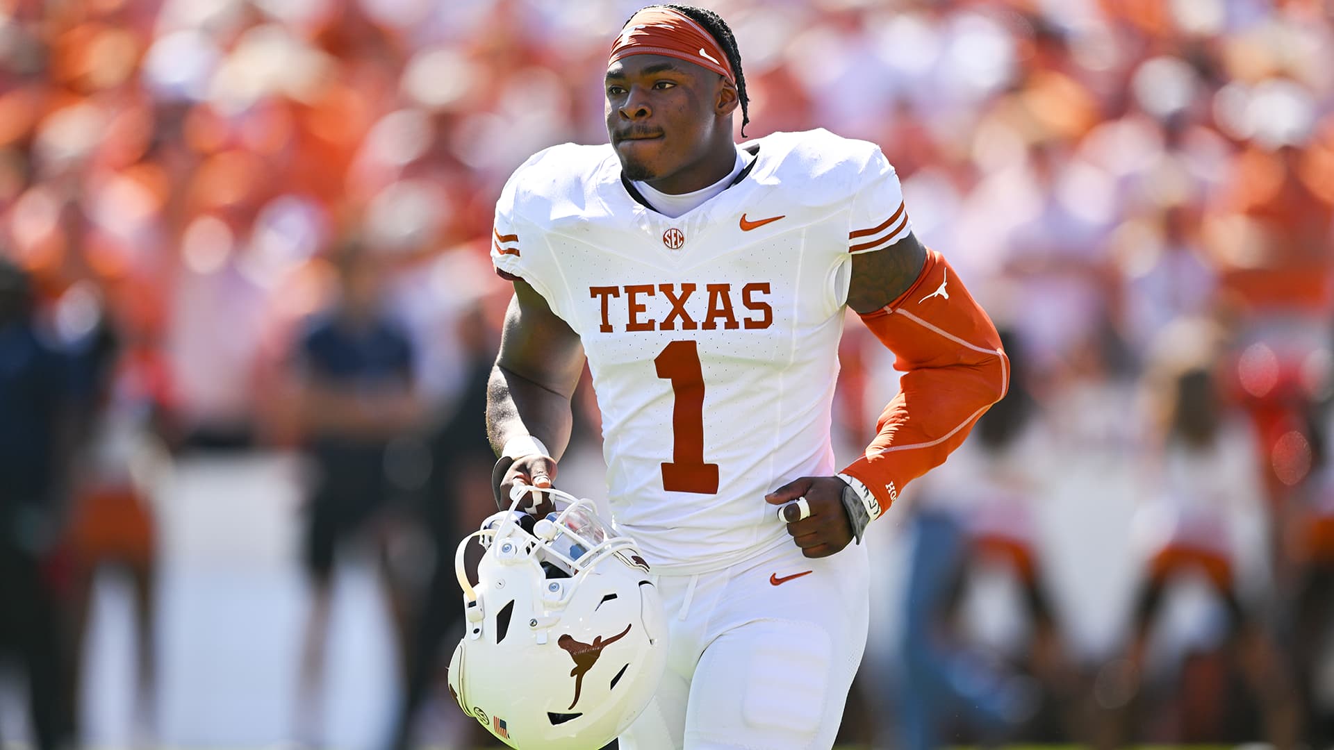 Texas star pass rusher Colin Simmons expected to miss Ole Miss game with high ankle sprain, per report