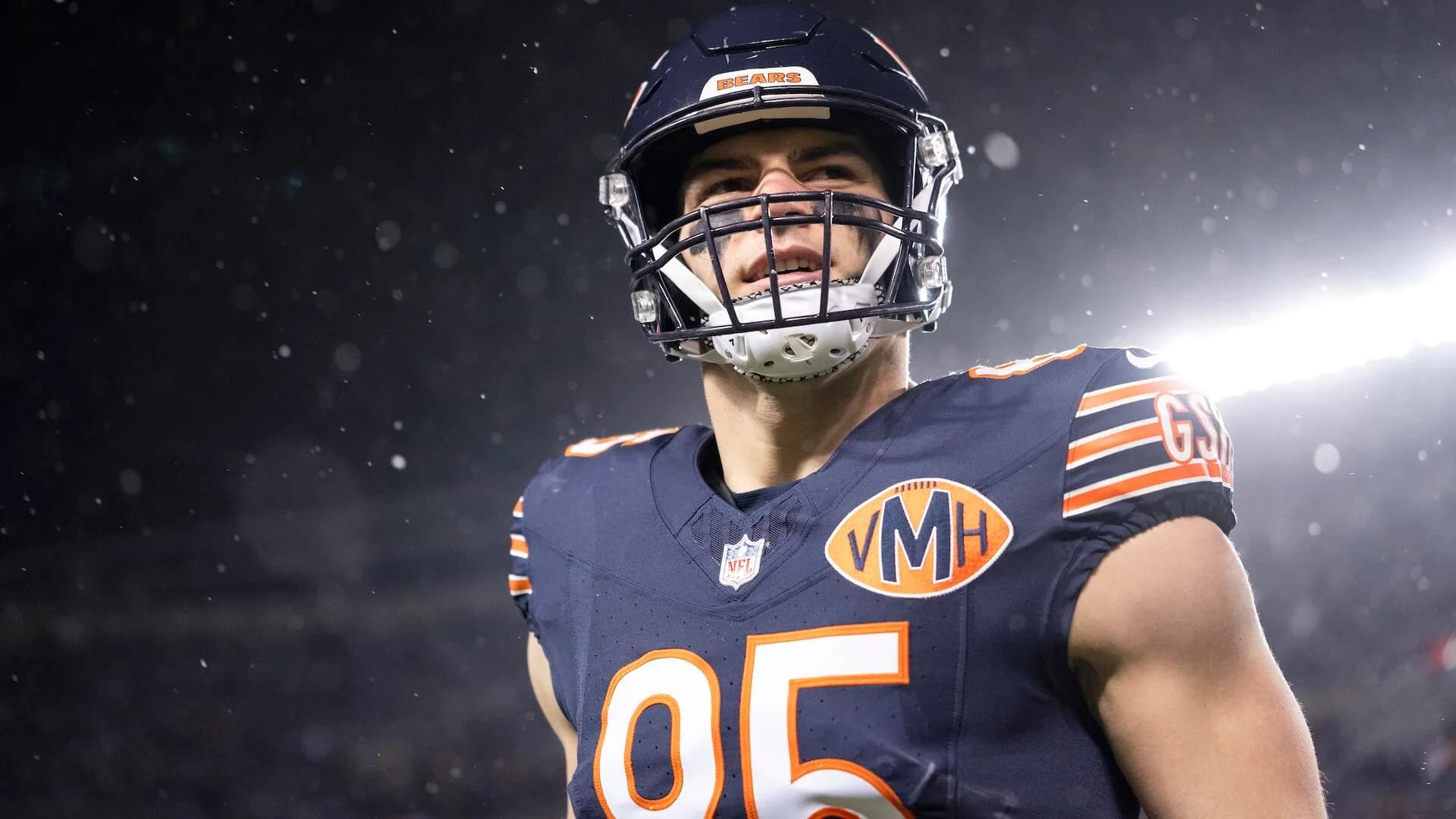 Bears fear season-ending injury for Cole Kmet after veteran tight end is carted off field
