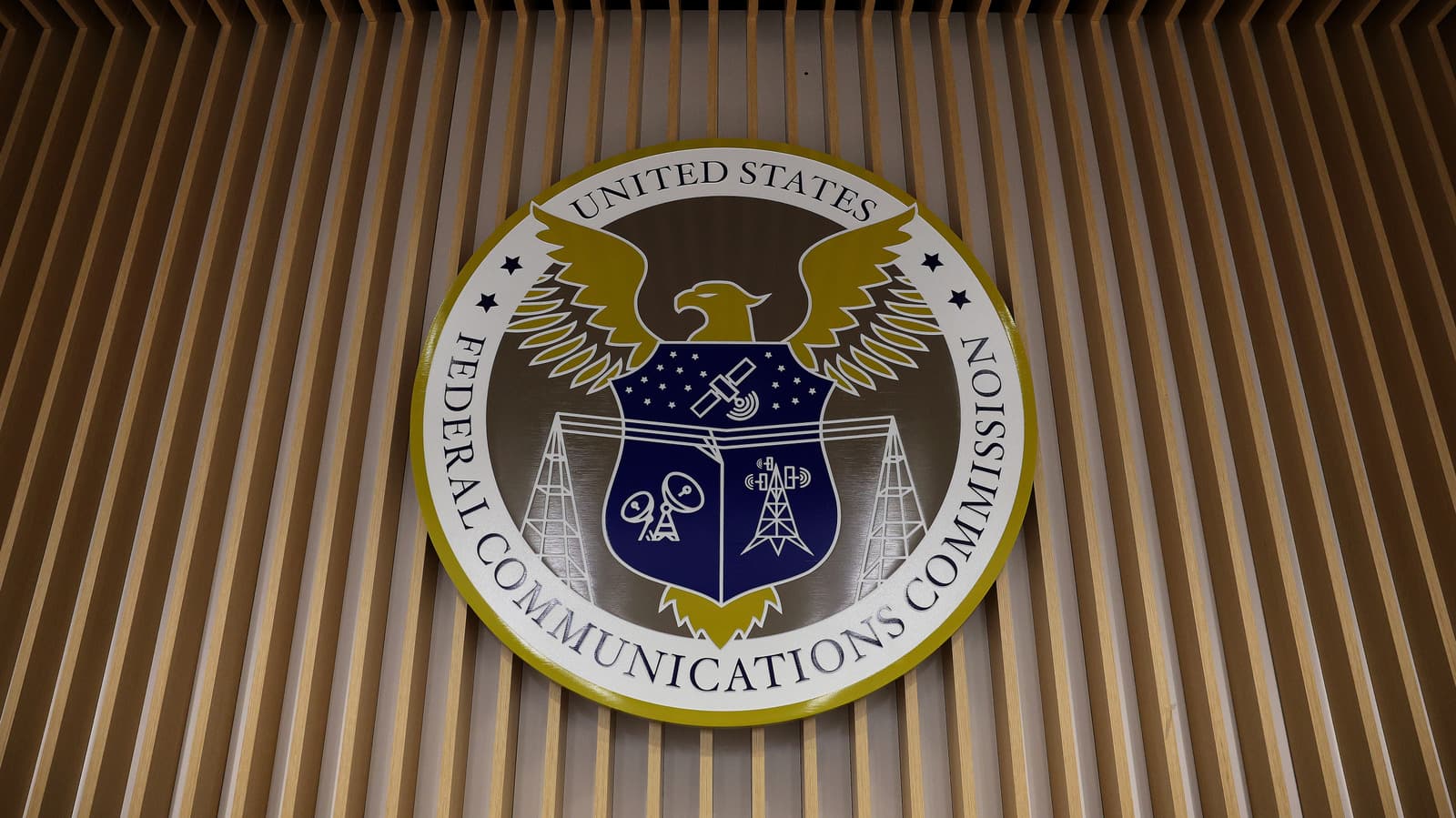 FCC chair wants to let prisons jam illegal cellphones