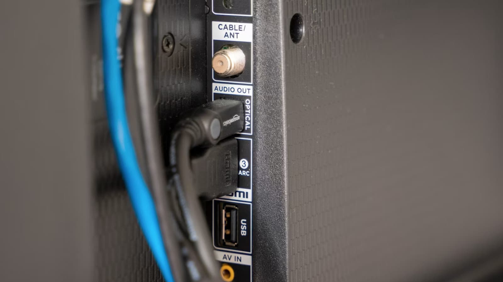 Here's what you should and shouldn't plug into a TV USB port